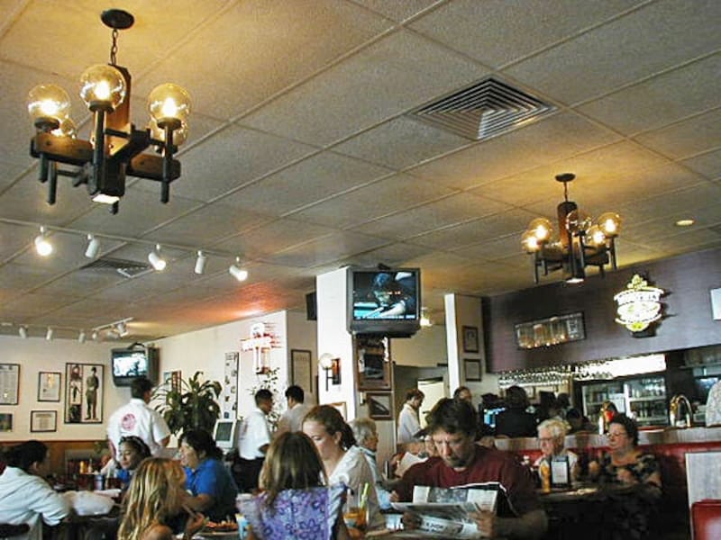 おじいちゃん、おばあちゃんから赤ちゃんまで地元ファミリーで賑わう。キッズにはぬりえのサービスもあり、子連れにも優しい