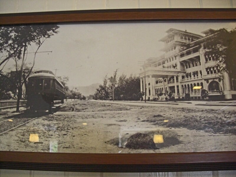 創業間もない1905年に撮影。カラカウア通りに路面電車が走る貴重な写真