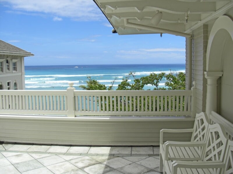 ヒストリック・バニヤン・ウイング6階、小部屋脇にあるバルコニー。ここからワイキキビーチを眺めているとノスタルジックな気分に