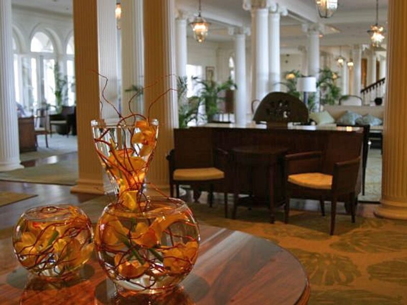 宮殿のような白い円柱が印象的なロビーは、創業当時のデザインを生かしたもの