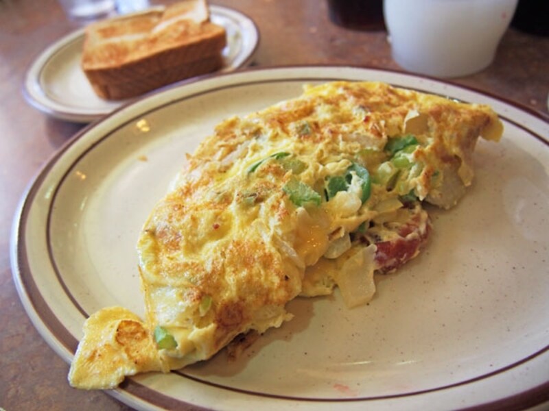 卵3個を使った「3エッグオムレツ」ファーマーズバージョン(ベーコン、玉ねぎ、じゃがいも、セロリ入り)