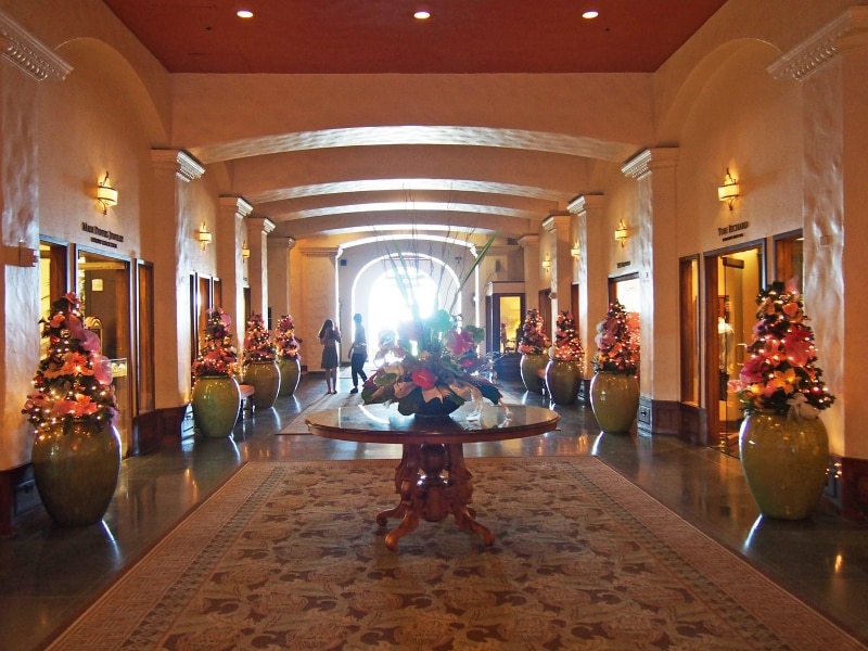 エントランスからビーチへと続く廊下にもピンクのデコレーションが