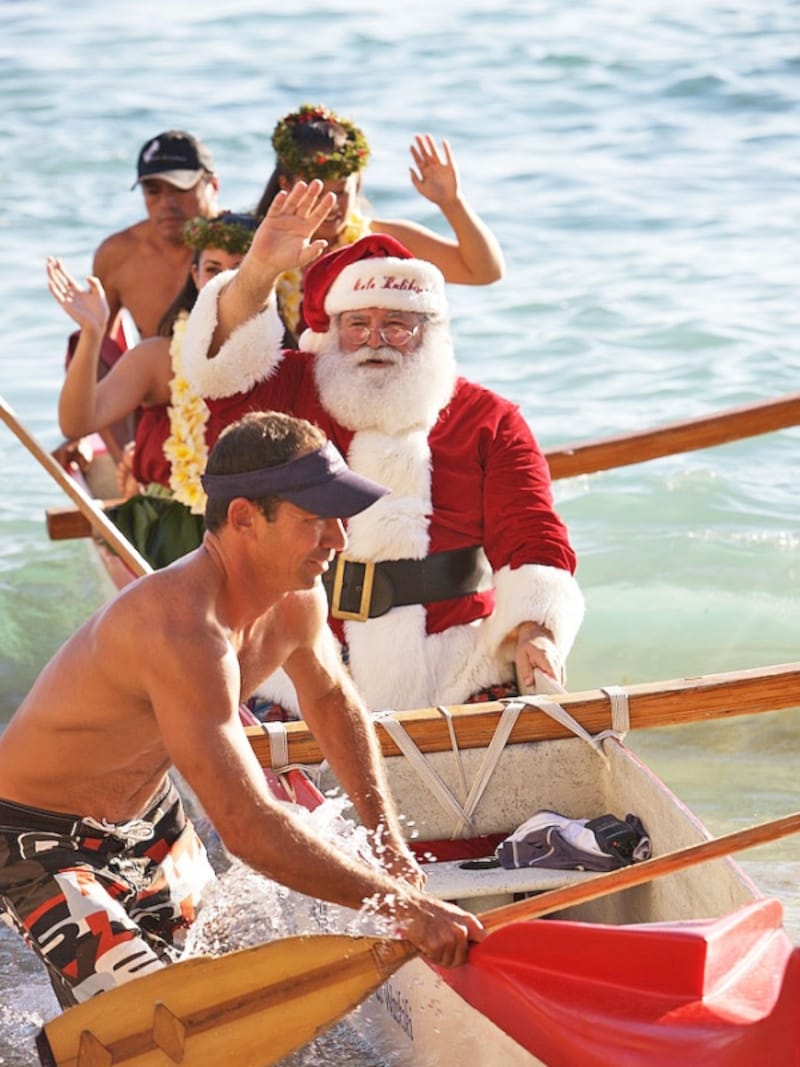 カヌーで現れるサンタクロースは、クリスマスイブの恒例イベント