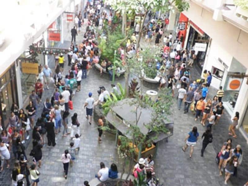 店舗前に行列ができる早朝のアラモアナセンター