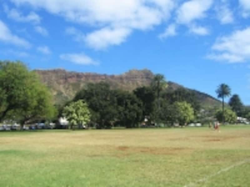 ダイヤモンドヘッドの裾野に広がるカピオラニ公園