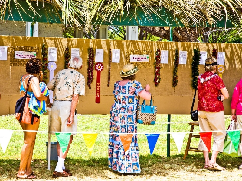 レイ・コンテスト受賞作品を鑑賞する人々(写真提供:Hawaii Tourism Authority (HTA) / Tor Johnson)