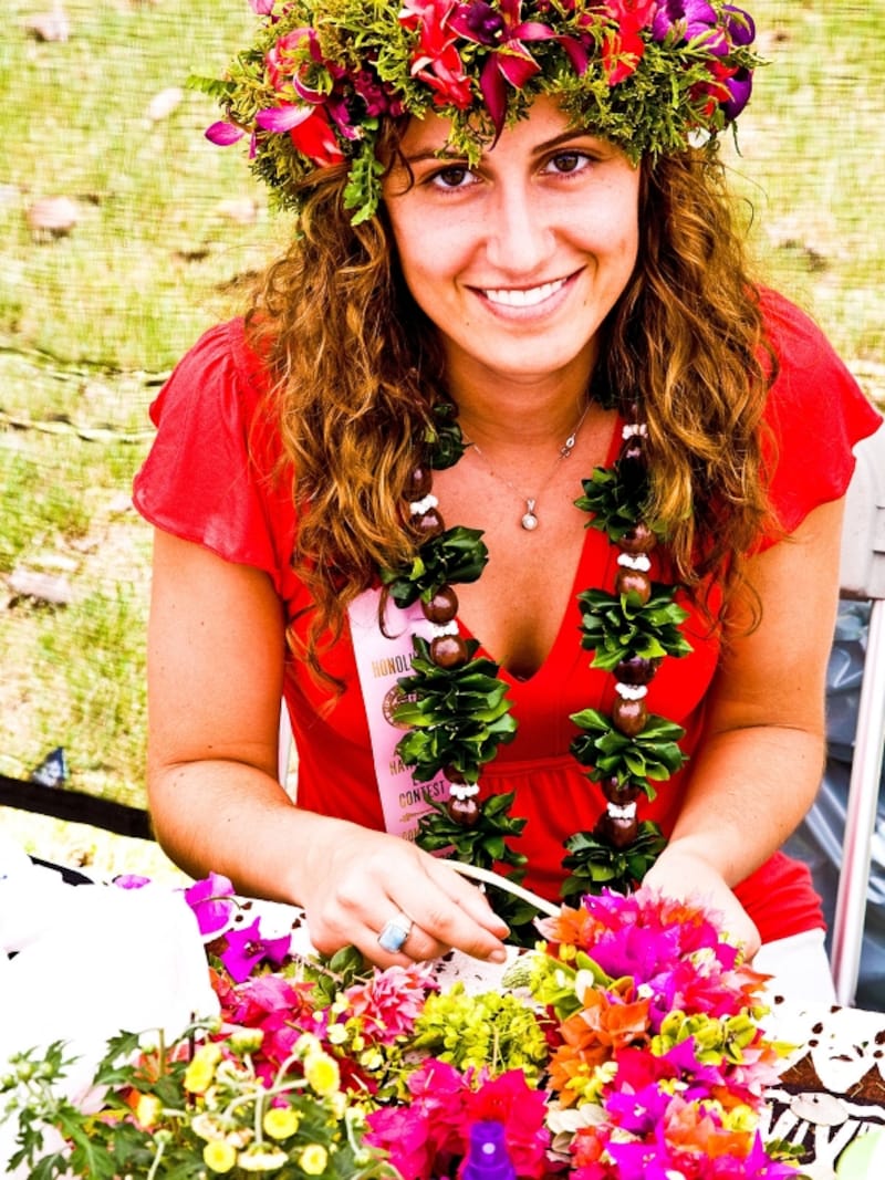 ハクレイ（花冠）を作る女性。会場ではレイ・メイカーによるデモンストレーションも行われる（写真提供：Hawaii Tourism Authority (HTA) / Tor Johnson）