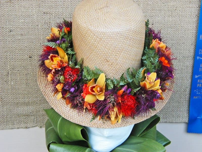 帽子に飾るハット・レイはブーケのようにボリュームたっぷり!