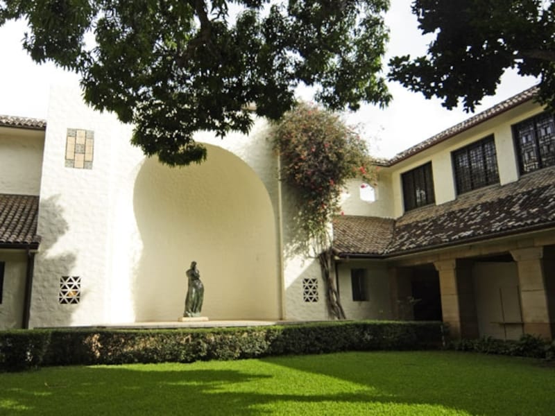 彫刻や緑が施された中庭は落ち着いた佇まい。石造りの廊下を歩くだけでも心穏やかに