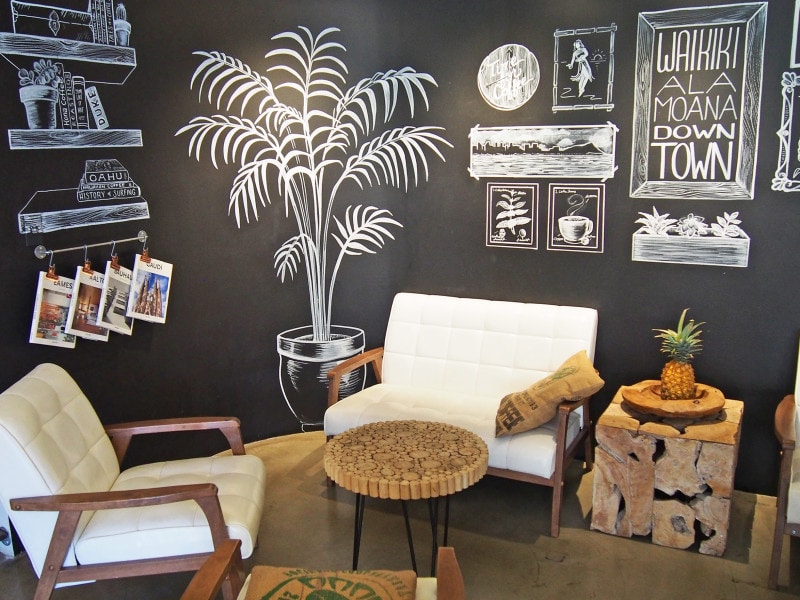 ビーチコマーホテル2階にある店舗にはチョークアートも