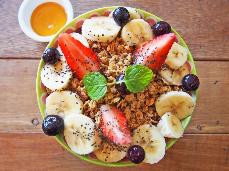 チアシードがたっぷりかかったアサイーボウル。子供向けにはちみつは別添えにしてくれました