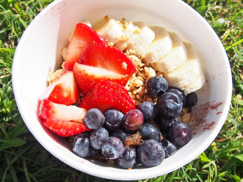 フルーツがたくさんのったボガーツのアサイーボウル
