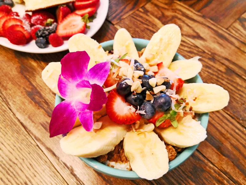 太陽のような盛り付けがキュートなサニーボウル