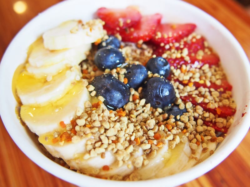 ハワイ産のはちみつとビーポーレンもトッピングしたナル・ボウル