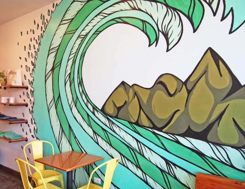 カイルア店内。波(ハワイ語で「ナル」)のウォールアートがシンボル。ワード店にも同じアートがある