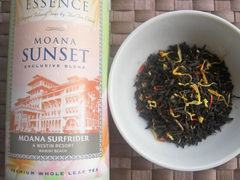 茶葉には赤や黄色の花びらが入って、見た目もキレイ