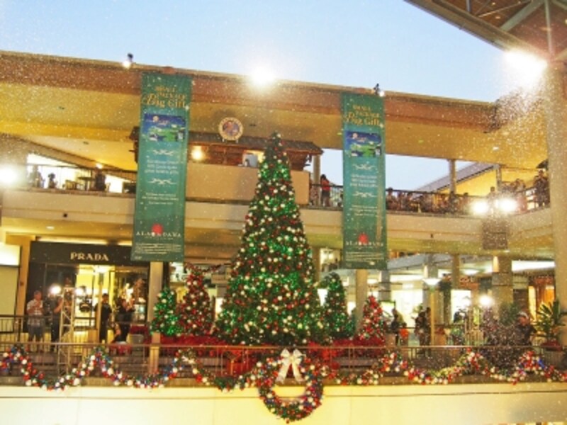 クリスマスイブ直前は23時まで営業のアラモアナセンター。センターステージに雪が降るクリスマスイベントも開催