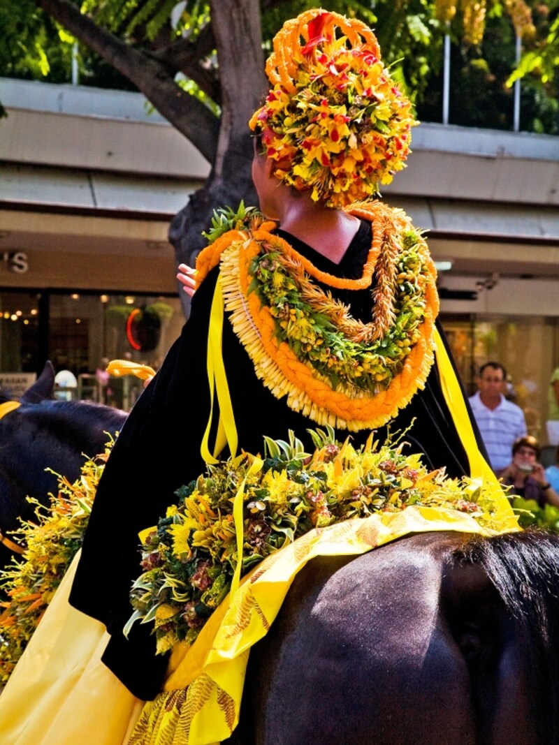 島のシンボルカラーの衣装(黄色はオアフ島)を身につけたパウライダー(写真提供:Hawaii Tourism Authority (HTA) / Tor Johnson)