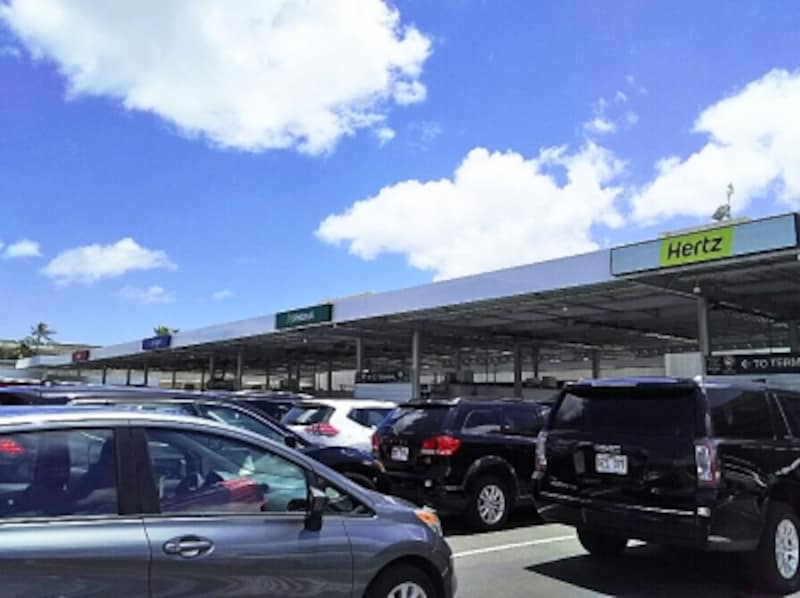 ダニエル・K・イノウエ国際空港向かいにあるカーレンタルセンター