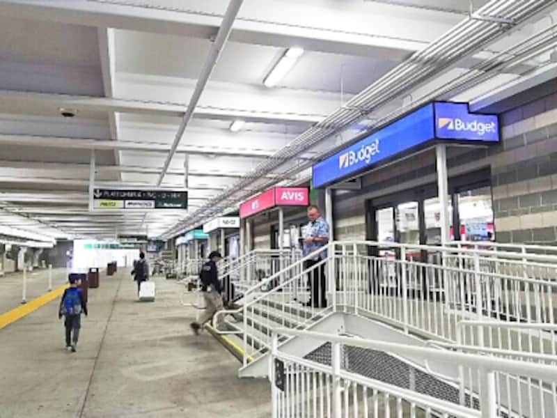ダニエル・K・イノウエ国際空港のカー・レンタル・センター内。カウンターで手続きをし鍵を受け取ったら、レンタカーが駐車している駐車場番号へ移動