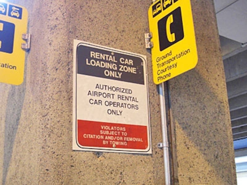 ダニエル・K・イノウエ国際空港のシャトルバス乗り場。縁石や柱にある「RENTAL CAR PICKUP」が目印