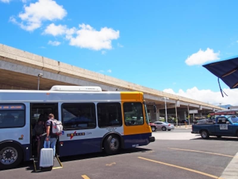 ダラー、アラモの営業所からはシャトルバスに乗って空港へ