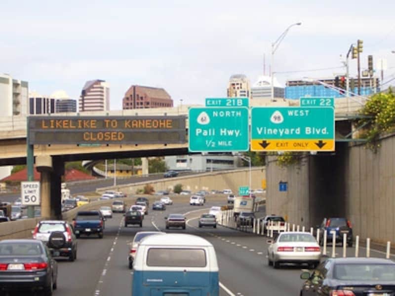 ワイキキから空港へ向かうハイウェイ
