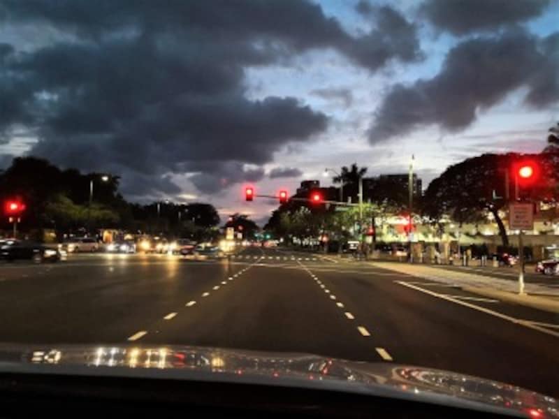 赤信号の右折時には、歩行者に気を付けて