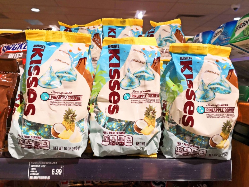 ブルーのパッケージもハワイらしいキスチョコ(6.99ドル)。「Flavor of Hawaii」の文字も