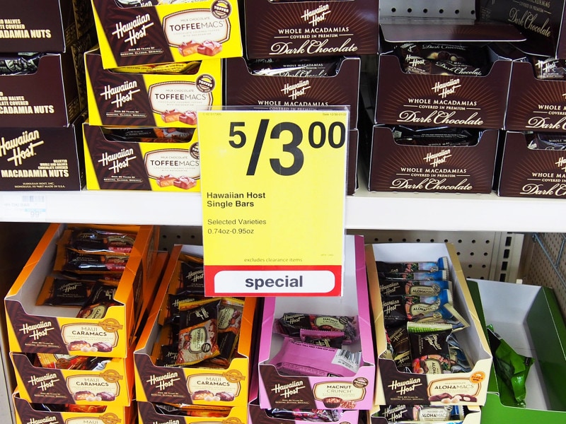 ロングス・ドラッグス ワイキキ店にて。ハワイアンホーストの小袋マカチョコが会員セールで5個3ドルに!