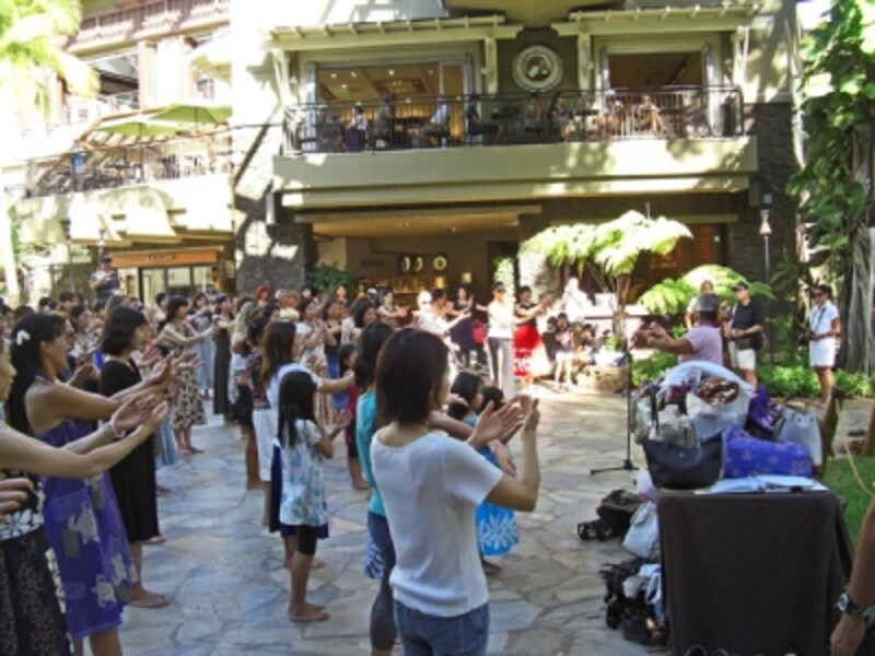 お子さんも男性も参加！ 普段着でOKですが、女性はスカートだと裾が揺れて気分も上がりますよ