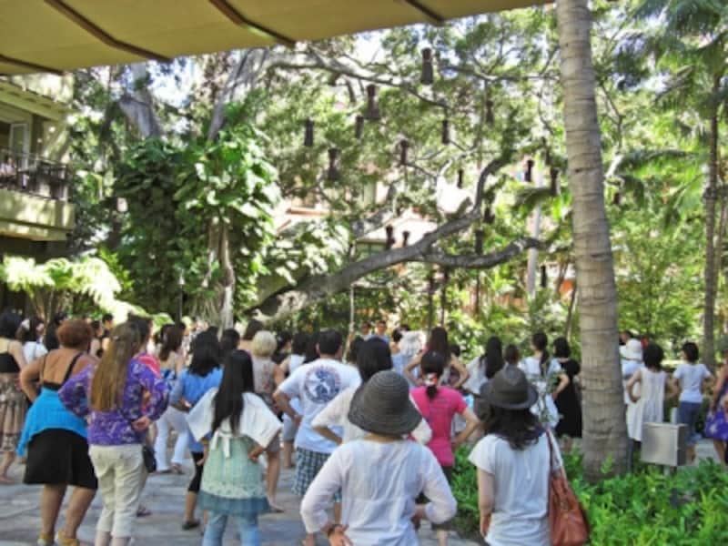 初心者も経験者も、緑に囲まれた中庭で踊れるのは貴重な体験