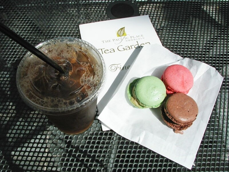 サッパリとした味わいのライチティーとマカロン。マンゴーやパッションフルーツなどハワイらしいトロピカルフレーバーのアイスティーも美味しい