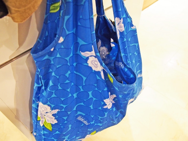 ハレクラニのプールのように鮮やかなブルー