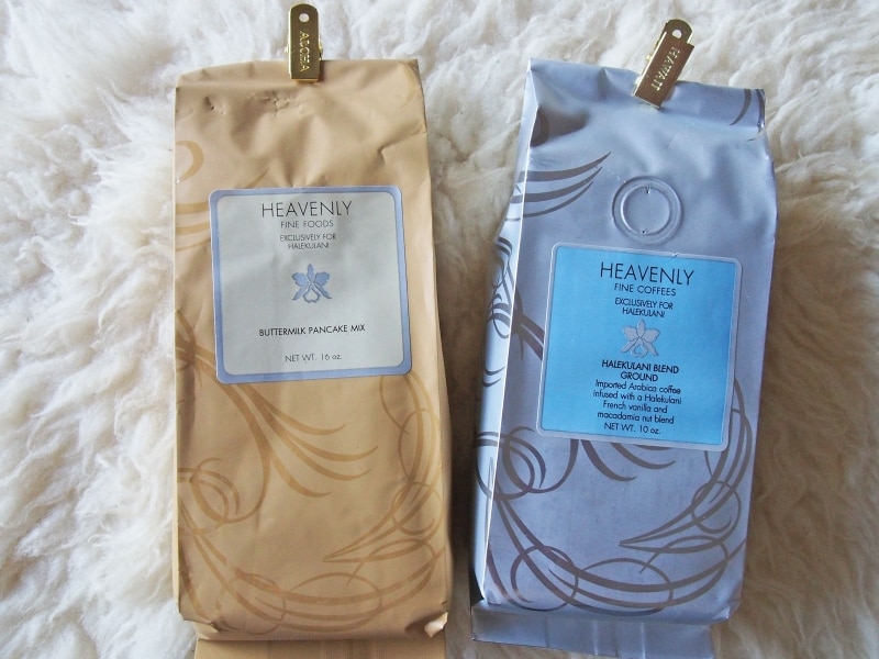自宅用にも購入したい、バターパンケーキミックス(左/15ドル)とバニラマカダミアのフレーバーコーヒー(右/18ドル)