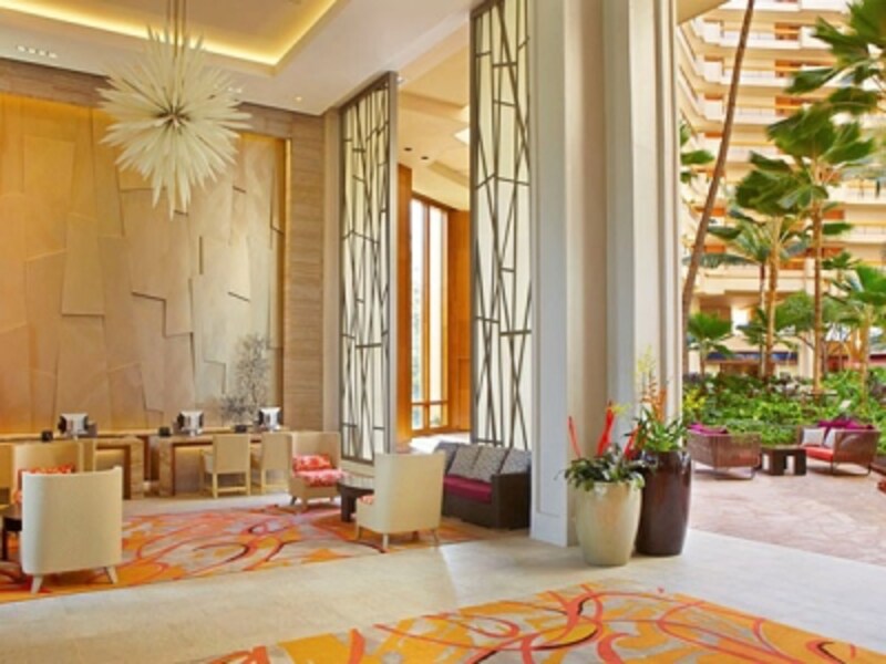 大改装を終え、明るく開放的な雰囲気に生まれ変わったロビーエリア。エレガントなシャンデリアが印象的