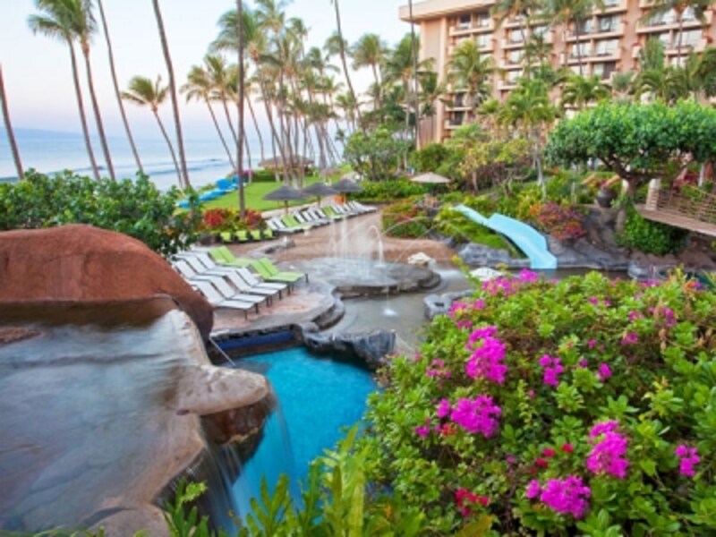 小さな子どもが安心して遊べるケイキ・ラグーン。岩場から噴水のように水が飛び出す仕掛けも