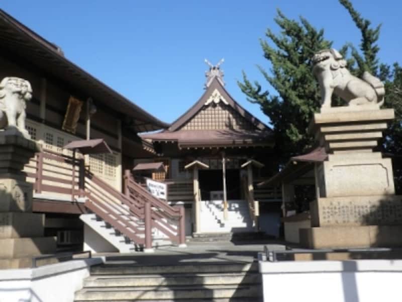 正面が金刀比羅神社。左には太宰府天満宮がある