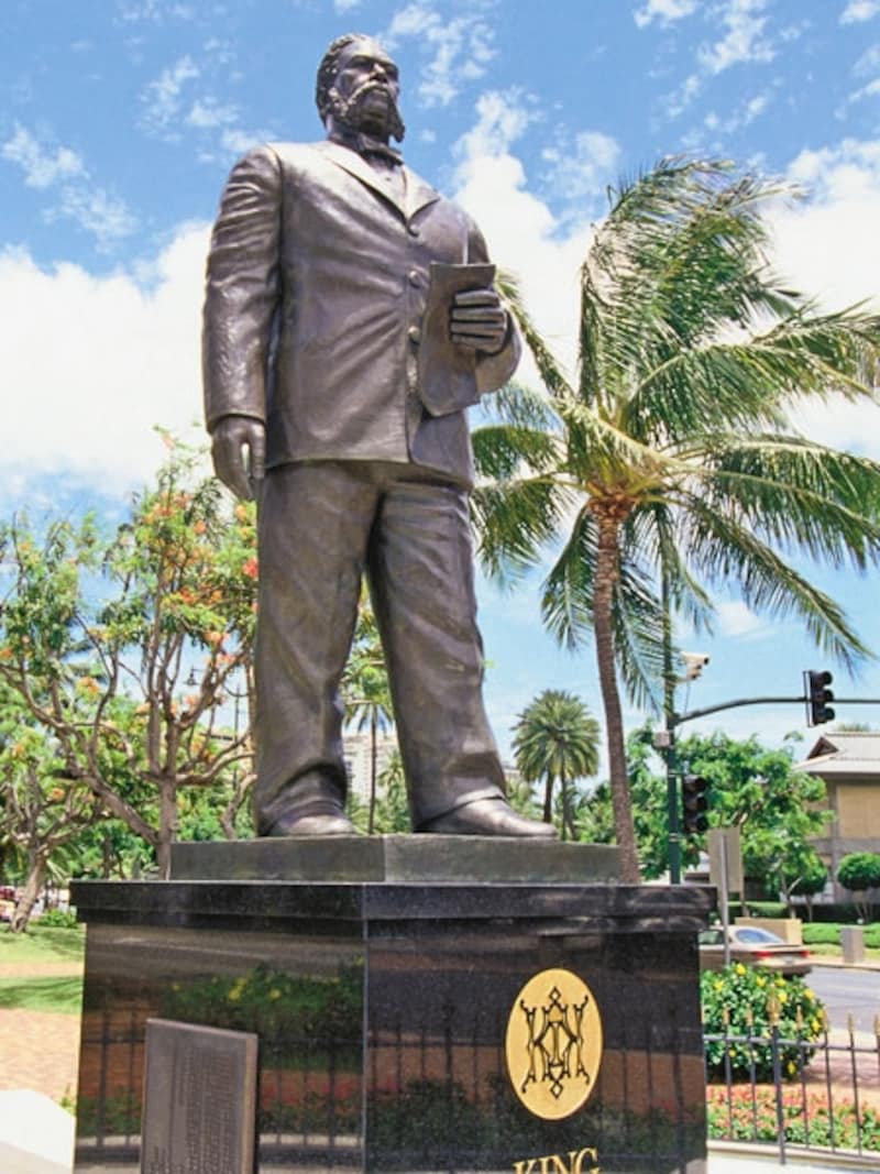 カラカウア王像。ワイキキのメインストリート「カラカウア通り」は、彼の名前から（写真提供：Hawaii Tourism Authority (HTA) / Chuck Painter）