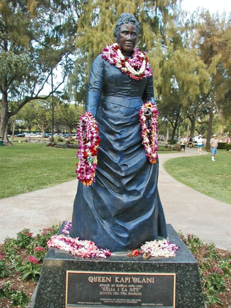 自身の名前が付けられたカピオラニ公園に建つカピオラニ王妃。銅像は2001年12月31日（誕生日）に建立