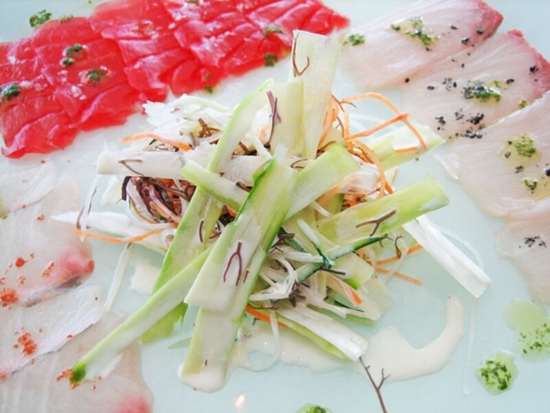 旬の素材をテーマにした期間限定メニューも人気。画像はアスパラメニューの1つ「Raw "surf & turf"(海の幸・山の幸) salada」