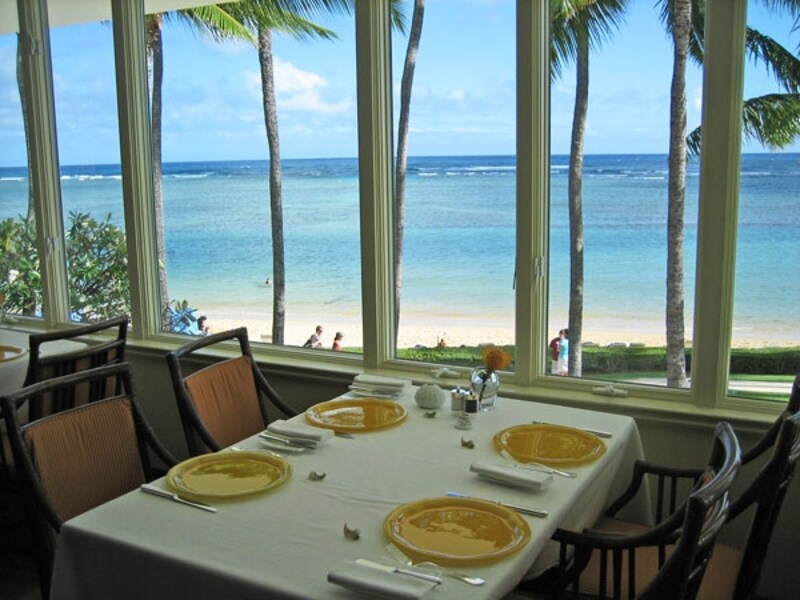 窓側のテーブル席だけではなく、どの席からも美しいビーチが見えるように、奥のフロアは一段高く設計されています