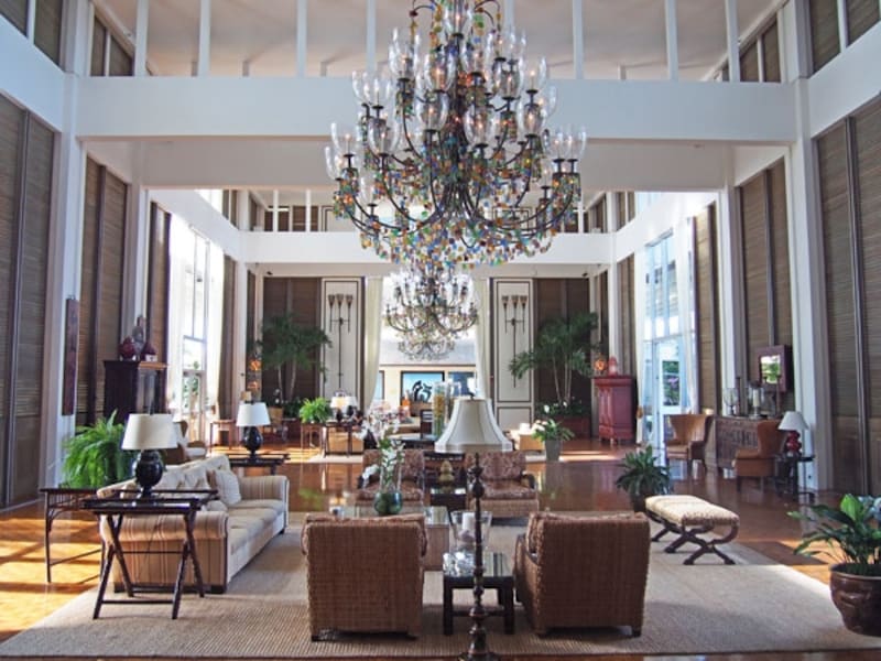 リビングルームのようなザ・カハラのロビー。爽やかな風が吹き抜ける