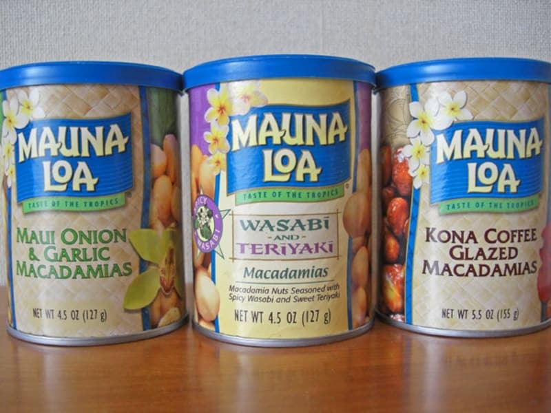 マウイオニオン&ガーリック(左)、ワサビ&テリヤキ(中央)、コーヒーキャンディで包んだコナコーヒー・グレーズ(右)のほか、 たくさんのフレーバーが楽しめるマウナロアのマカダミアナッツ