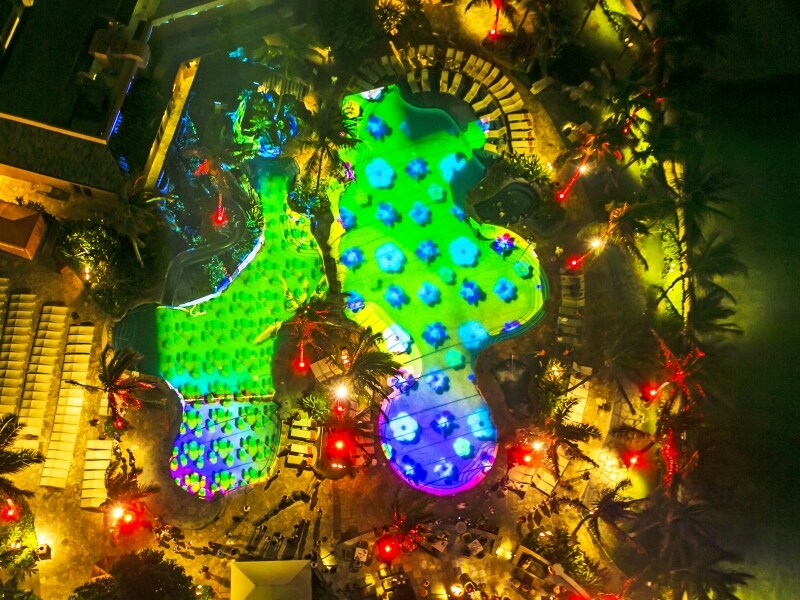 プールサイドのほかオーシャン・フロントの客室から眺めることができる3Dプールライトショー「ヘルモア」