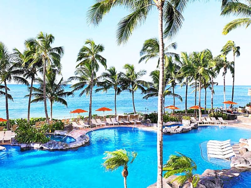 ウォータースライダーとジャグジーを完備したヘルモア・プレイグラウンド。子供用プールもある