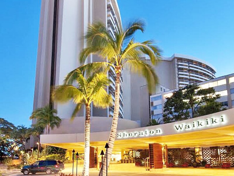 カラカウア通りから一歩入った落ち着いた立地に建つ。全面改装で館内も洗練された雰囲気に