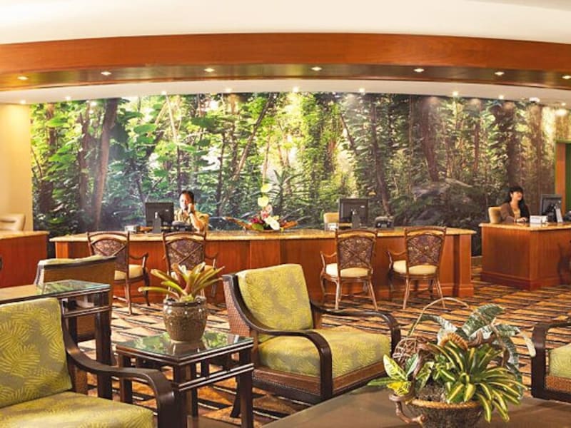 ハワイアンテイストのシックなフロント。椅子に座ってゆっくりチェックイン