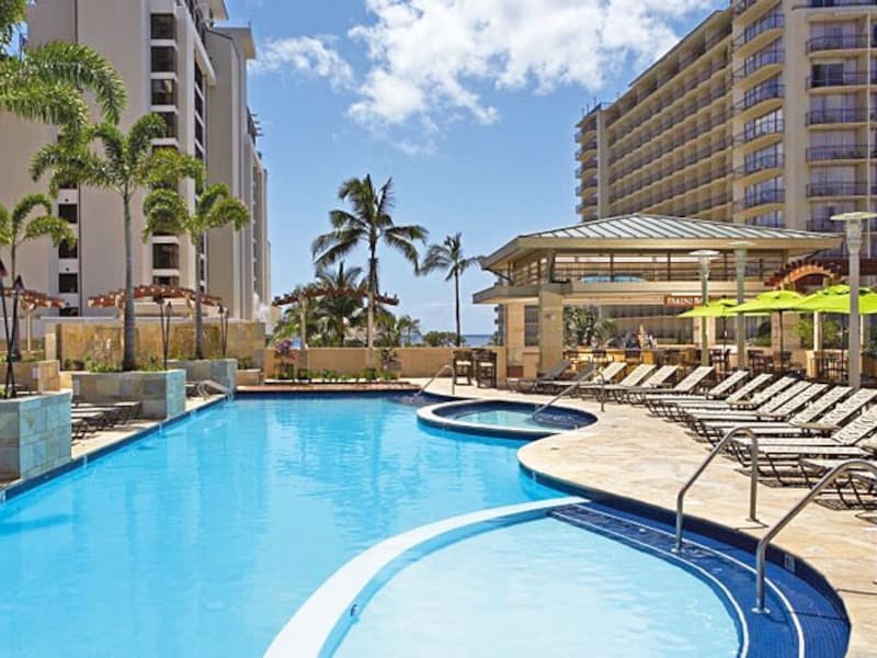 キッズ用プールとジャグジー、ビーチベッドも十分な数が用意され、日光浴も快適なプール&サンデッキ