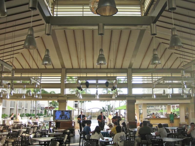 ハワイアンミュージックとともにビールやワイン、カクテルが楽しめるマネージャー主催のイブニング・レセプション